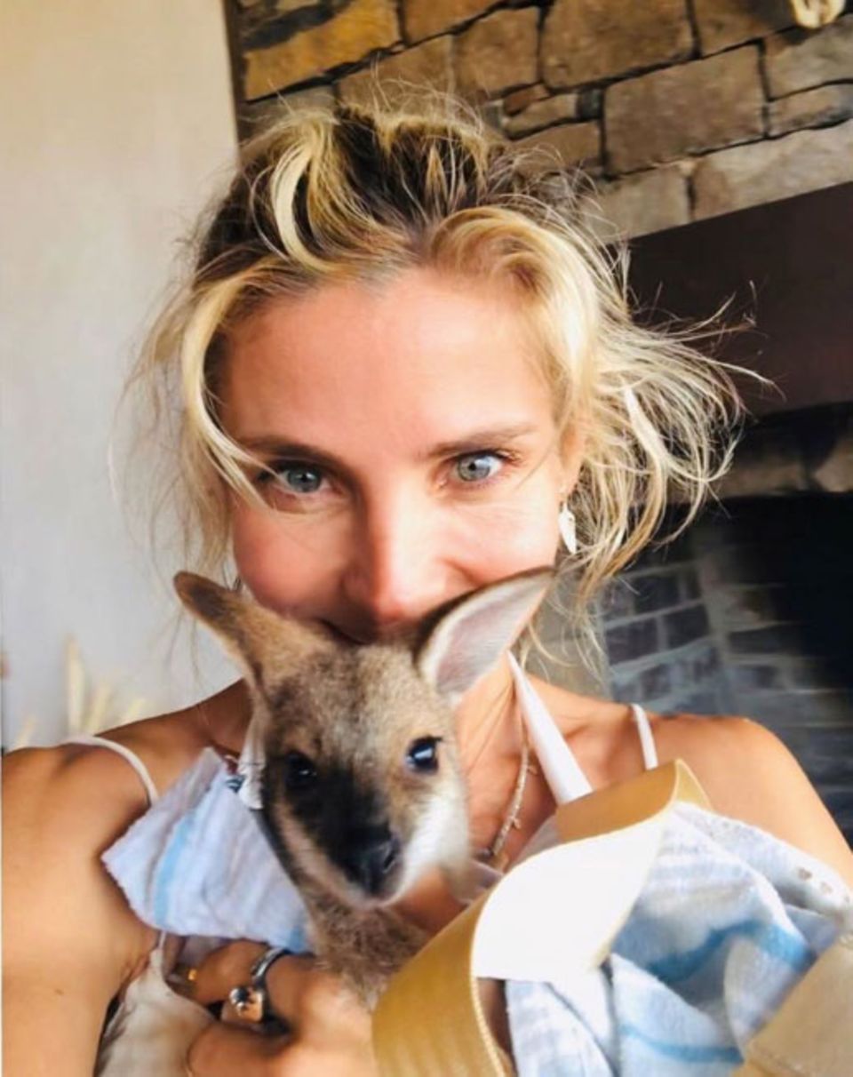 Süß! Schauspielerin Elsa Pataky hält Känguru-Baby Joey in den Armen, das vor den Buschfeuern in Australien gerettet werden konnte. Süß! Schauspielerin Elsa Pataky hält Känguru-Baby Joey in den Armen, das vor den Buschfeuern in Australien gerettet werden konnte.