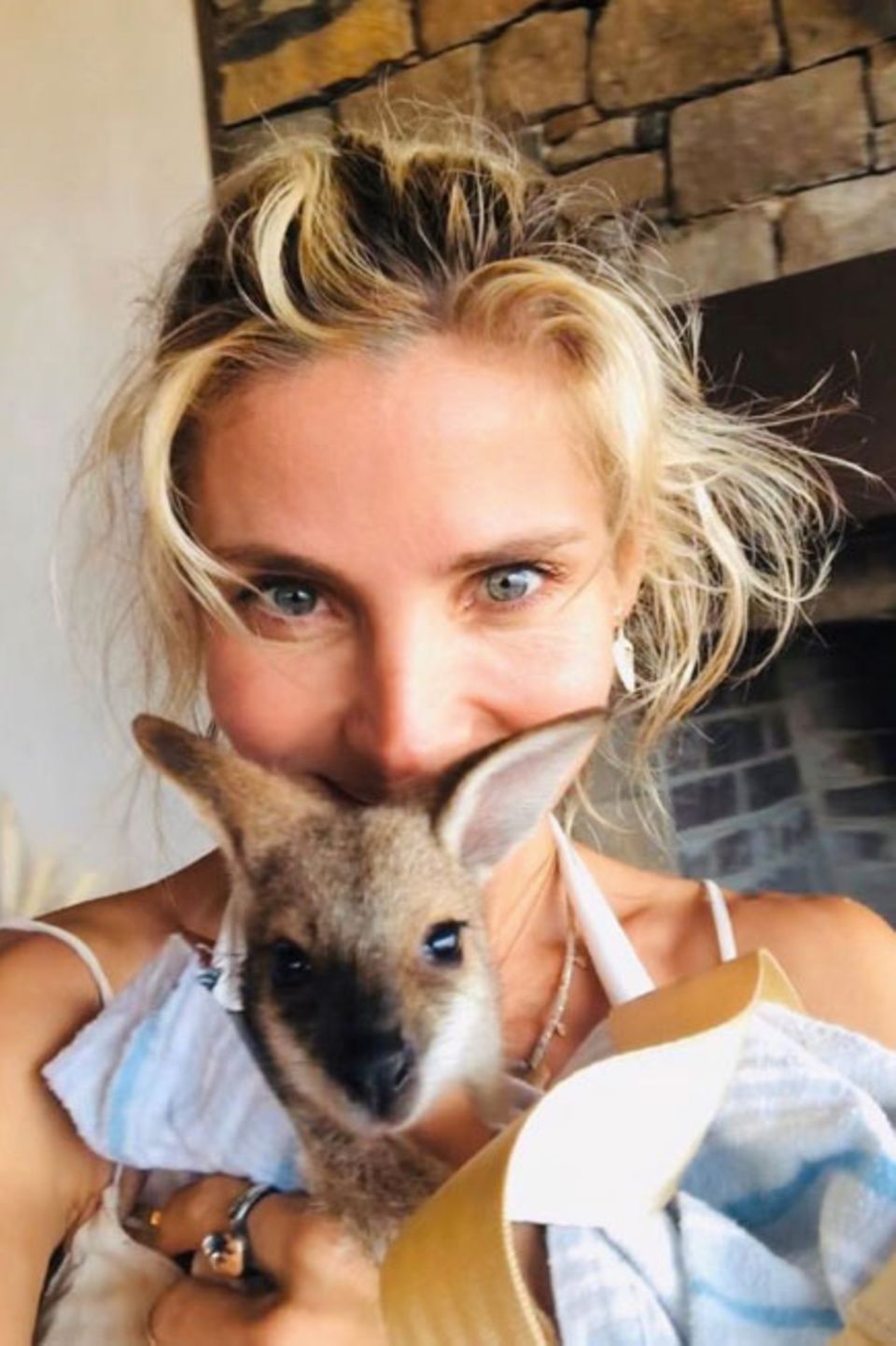 Süß! Schauspielerin Elsa Pataky hält Känguru-Baby Joey in den Armen, das vor den Buschfeuern in Australien gerettet werden konnte.