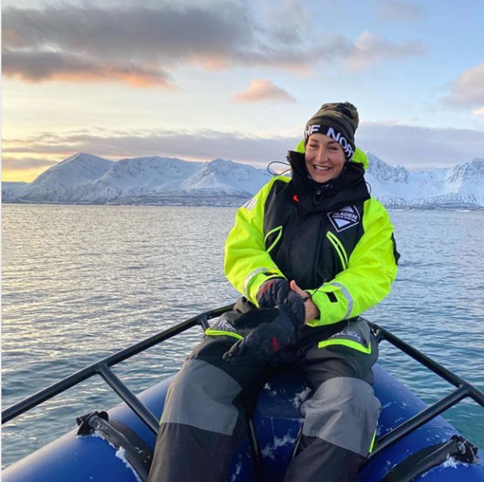 2. Februar 2020 Nachdem Sarah Connor neun Tage lang in der norwegischen Arktis auf Orca-Expedition war, sendet sie via Instagram ein kleines Lebenszeichen und teilt einige faszinierende Augenblicke ihrer abenteuerlichen Reise. In ihrem kleinen Erlebnisbericht schwärmt sie von der rauen Schönheit und beschreibt "das Gefühl, meine Seele wäre endlich angekommen". Klingt nach einem Urlaub, den man nicht so schnell vergisst. 2. Februar 2020 Nachdem Sarah Connor neun Tage lang in der norwegischen Arktis auf Orca-Expedition war, sendet sie via Instagram ein kleines Lebenszeichen und teilt einige faszinierende Augenblicke ihrer abenteuerlichen Reise. In ihrem kleinen Erlebnisbericht schwärmt sie von der rauen Schönheit und beschreibt "das Gefühl, meine Seele wäre endlich angekommen". Klingt nach einem Urlaub, den man nicht so schnell vergisst.