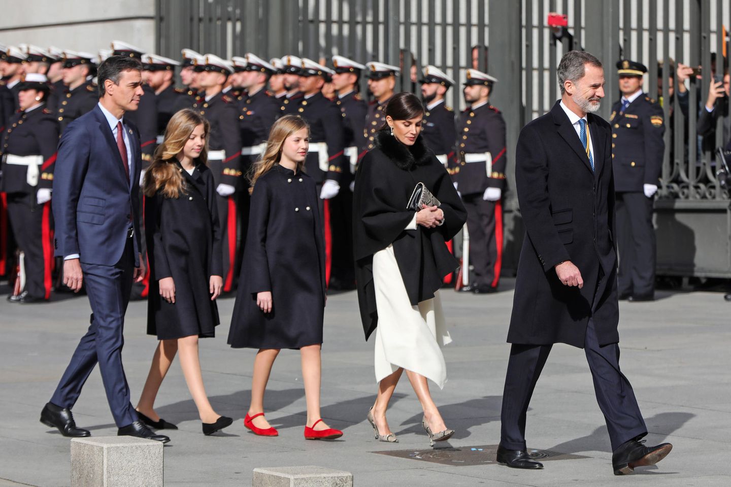 3. Februar 2020  Alle Royals in einer Reihe: Die spanische Königsfamilie, angeführt von Oberhaupt Felipe, ist zusammen mit Premierminister Pedro Sanchez auf dem Weg zum Abgeordnetenhaus in Madrid. 