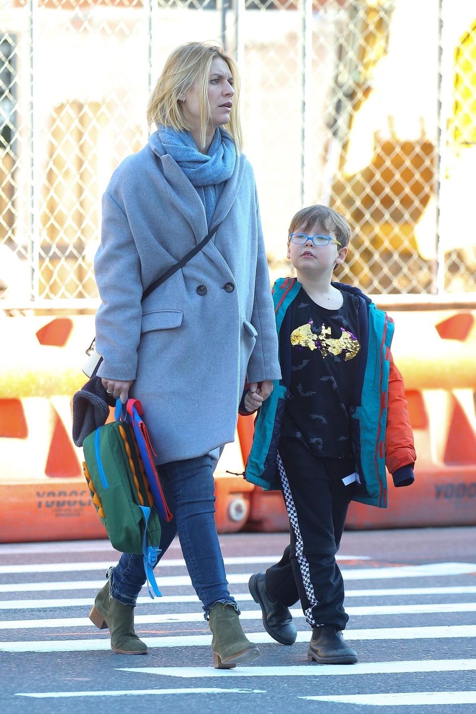 3. Februar 2020  Hollywood-Status hin oder her, für ihren Sohn ist Claire Danes eine ganz normale Mama. So lässt es sich die Schauspielerin auch nicht nehmen, den kleinen Cyrus mit einem kleinen Spaziergang durch New York von der Schule in abzuholen. 