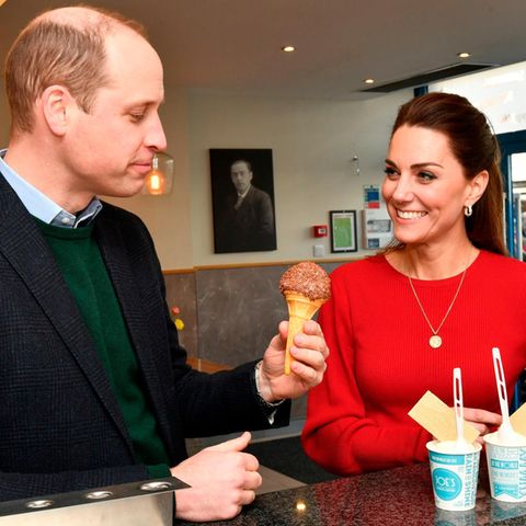 Prinz William und Herzogin Catherine naschen Eis