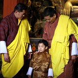 König Jigme von Bhutan und Mitglieder der königlichen Familie feiern den 4. Geburtstag seines erstgeborenen Sohnes Prinz Jigme Namgyel Wangchuck mit einer heiligen Zeremonie. In seinem festlichen Gewand sieht der junge Mann bereits ganz schön groß geraten aus. Gute Voraussetzungen für seine anstehenden Aufgaben als großer Bruder. Seine Mama, Königin Jetsun, ist guter Hoffnung.