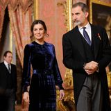 Wow, Königin Letizia strahlt bei einem Empfang in Madrid: Sie trägt ein hochgeschlossenes Samtkleid in - wie passend - Königsblau von Felipe Varela.