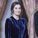 Das bodenlange Kleid mit Kragen und Knopfleiste trug sie schon im Januar 2018. Ihre Haare sind diesmal zu einem tiefen Dutt gesteckt, auf auffällige Accessoires verzichtet sie.