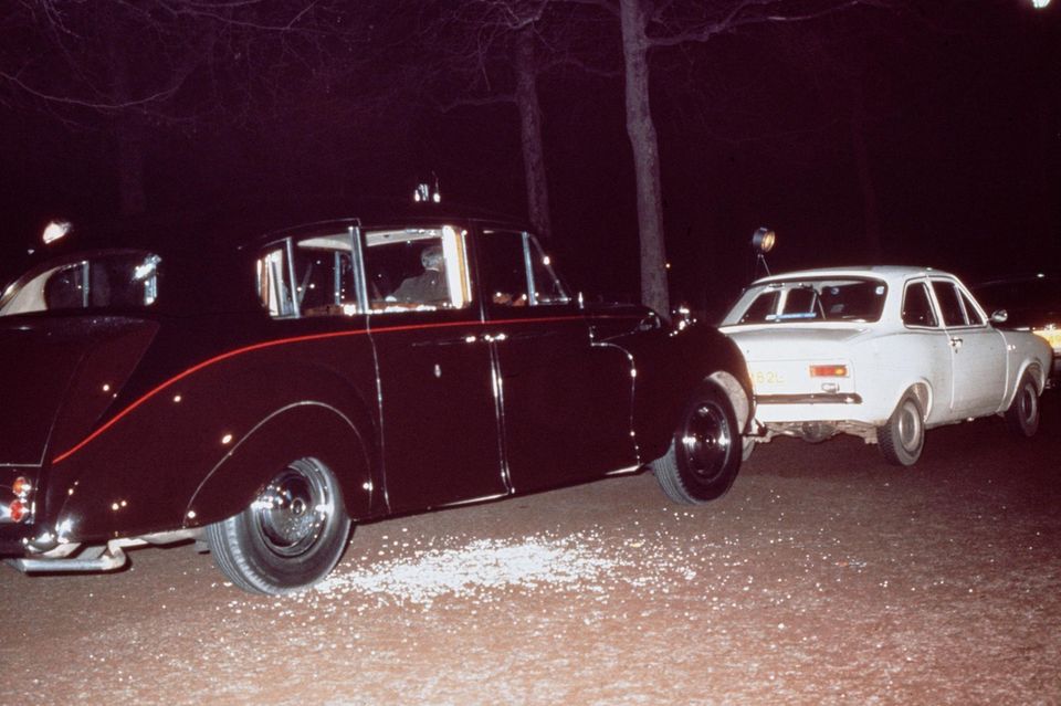 20. März 1974: Das Auto, in dem Prinzessin Anne saß, und der weiße Ford Escort von Angreifer Ian Ball. 