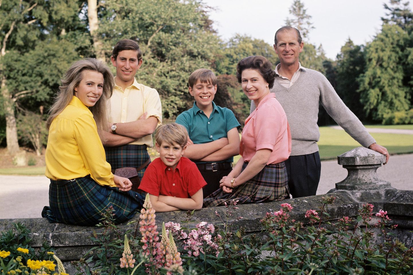 Prinzessin Anne, Prinz Charles, Prinz Edward, Prinz Andrew, die Queen und Prinz Philip 1972.