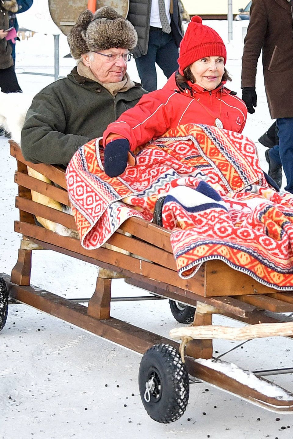 König Carl Gustaf + Königin Silvia sitzen im Rentierschlitten