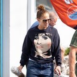 Jennifer Lopez spaziert im derzeit wohl angesagtesten Pullover durch Miami: Das It-Piece von Coach (ca. 220 Euro) zeigt das Gesicht von Pop-Ikone Barbra Streisand.