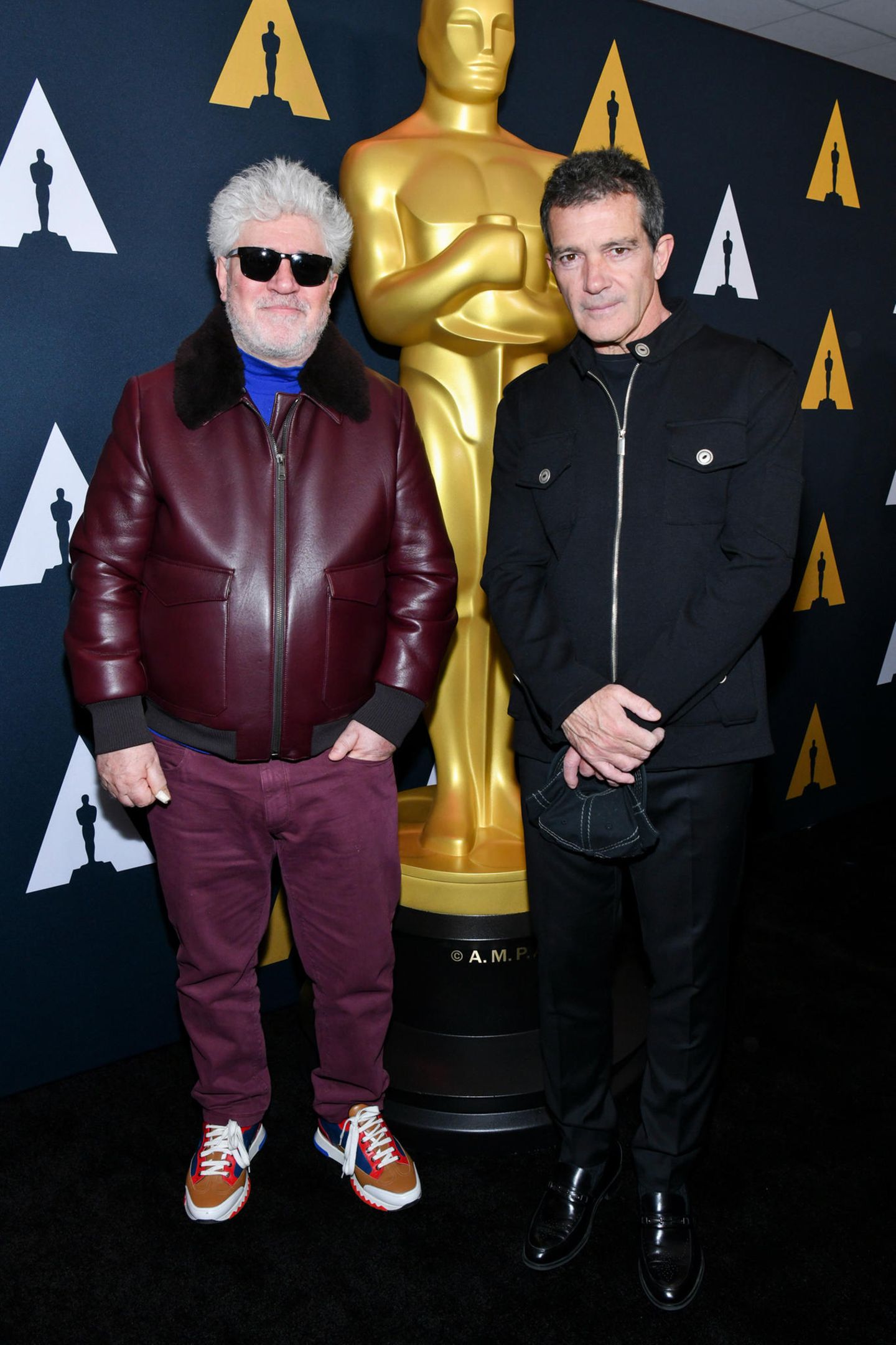Pedro Almodóvar und Antonio Banderas posieren gemeinsam mit dem Goldjungen bei der "Oscars Week: International Feature Film"-Party im Samuel Goldwyn Theater in Beverly Hills.