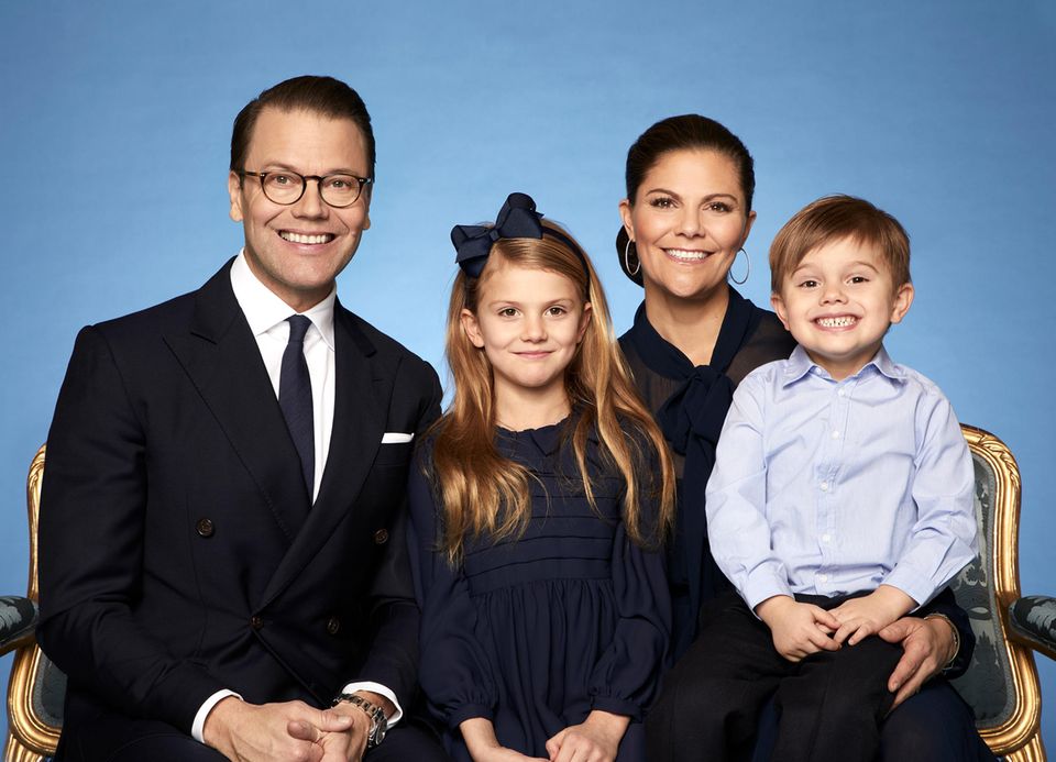 Royal-News über Prinz Oscar: Prinz Strahlemann! Mit diesem breiten Lachen begeistert Prinz Oscar auf einer Aufnahme, die die Royals ihren Fans am 8. Februar präsentierten. 8. Februar 2020 Eine Familie macht blau! Nur farblich natürlich, für das neue offizielle Familienporträt haben Prinzessin Victoria, Prinz Daniel, Prinzessin Estelle und der sichtlich gut gelaunte Prinz Oscar ihren Look perfekt aufeinander abgestimmt.