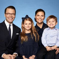 8. Februar 2020  Eine Familie macht blau! Nur farblich natürlich, für das neue offizielle Familienporträt haben Prinzessin Victoria, Prinz Daniel, Prinzessin Estelle und der sichtlich gut gelaunte Prinz Oscar ihren Look perfekt aufeinander abgestimmt.
