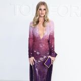 Für die Tom-Ford-Fashion-Show in New York zeigt sich Model und Schauspielerin Rosie Huntington-Whiteley in einem Pailletten-durchzogenen Kleid mit Farbverlauf und V-Ausschnitt. 