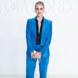 Auch Influencerin Chiara Ferragni darf nicht fehlen, wenn der erfolgreiche Modeschöpfer ruft. Sie erscheint in einem Hosenanzug in Batik-Optik. 