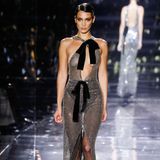 Bella Hadid verzaubert in einer sexy Glitzer-Robe mit Cut-Outs und Schleifen-Details. 