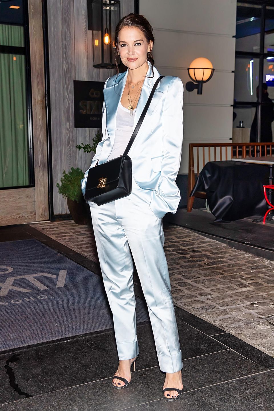 Zum Flaunt & Zadig & Voltaire Fashion Event in New York erscheint Katie Holmes in einem Satin-Zweiteiler in Pastell-Blau. 