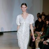 Vor allem diese Robe aus weißer, durchgehender Spitze mit Puffärmeln und V-Ausschnitt dürfte den Geschmack von Herzogin Kate treffen. 