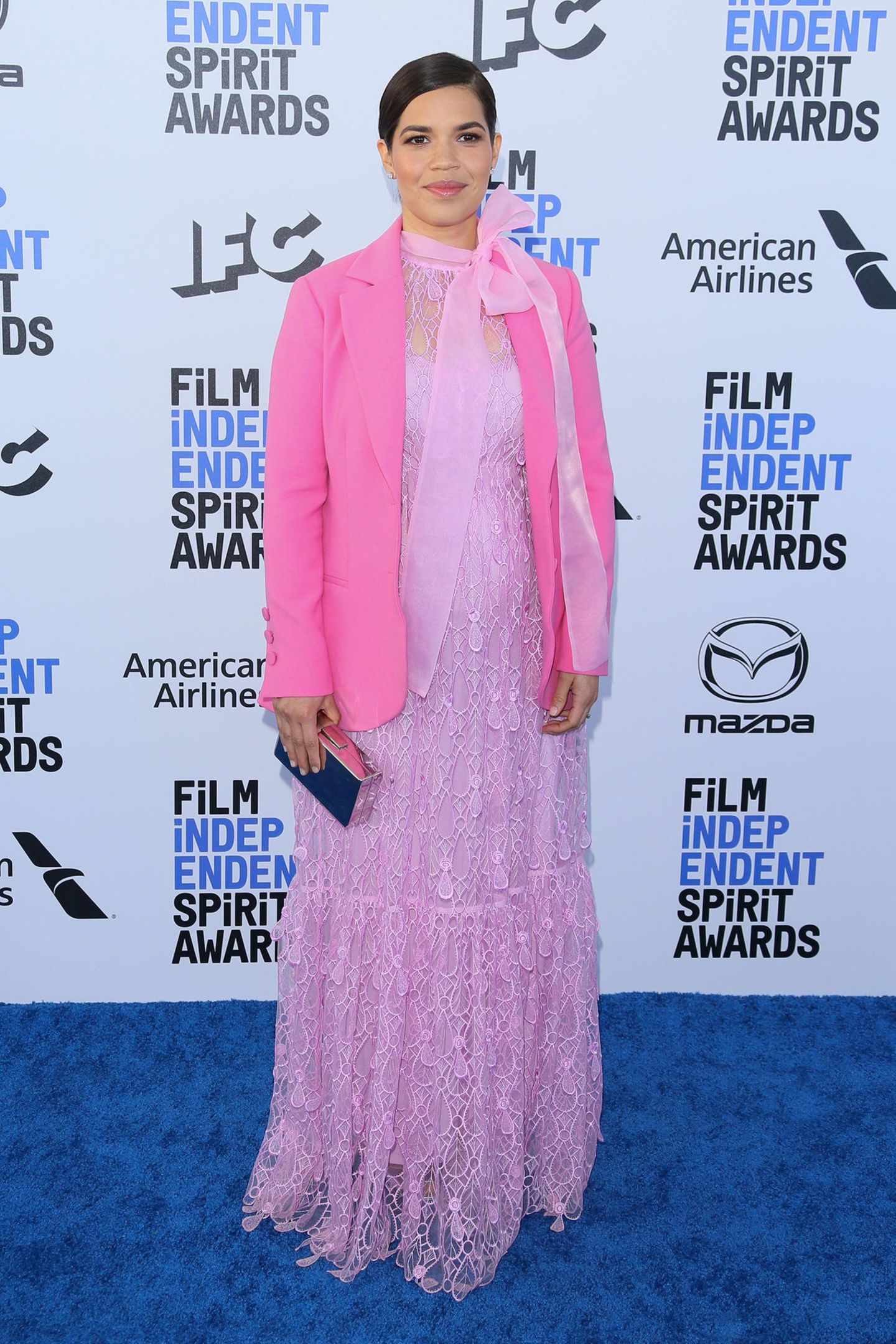 Spitzen-Look mit Blazer: America Ferrara zeigt sich im rosa-pinkfarbenen Look von Self-Portrait.