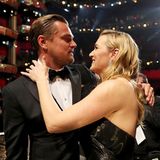 2016: Kate Winslet ist die erste Gratulantin!  Leonardo und Kate sind seit den Dreharbeiten zu "Titanic" dicke Freunde. Die Freude über Leos ersten Oscar wird natürlich geteilt