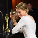 Renée Zellweger betrachtet ihren Oscar