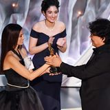 Penélope Cruz überreicht den Oscar an den Produzenten von "Parasite"