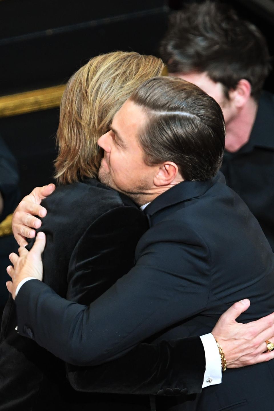 Leonardo DiCaprio umarmt Brad Pitt