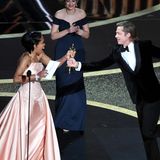 Regina King übergibt den Oscar an Brad Pitt