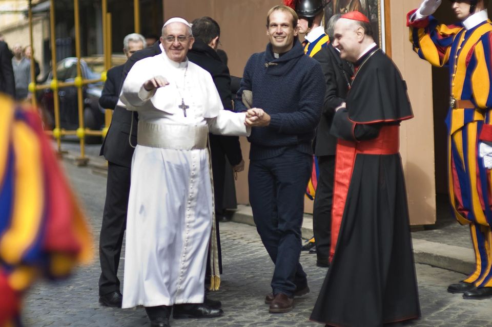 Papst Franziskus mit Gonzalo Aemilius im Jahr 2013. Der Priester hat vor seiner Berufung in den Vatikan mit Straßenkindern in seiner Heimat Uruguay gearbeitet. Jetzt ist er der neue Privatsekretär des Heiligen Vaters. 