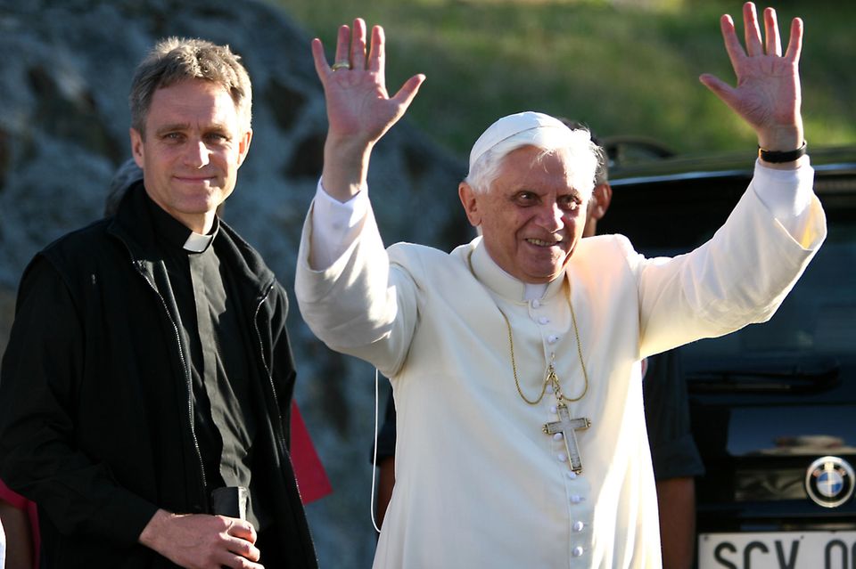 Georg Gänswein ist seit vielen Jahren treuer Begleiter des emeritierten Papst Benedict XVI. Auch bei seinem dreiwöchigen Urlaub im französischen Les Combes im Jahr 2005 ist der Priester an der Seite des Heiligen Vaters.