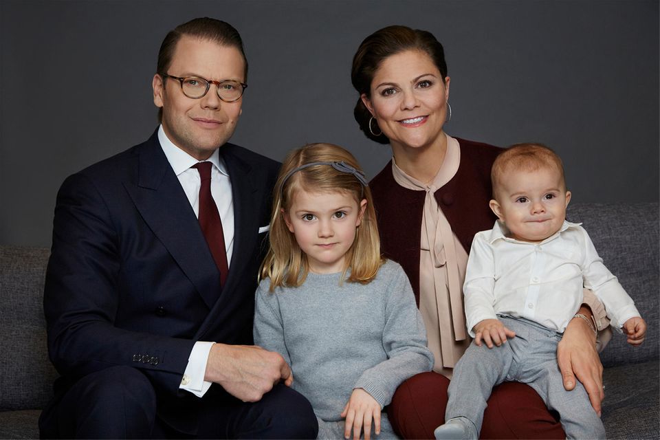 Prinzessin Victoria + Prinz Daniel: Die Familie - Daniel, Estelle, Victoria und Oscar - zeigte sich schon im Jahr 2017 in ihrer Lieblingspose. Ebenfalls zu sehen: Victorias Ohrringe und der Low Knot. Die Familie - Daniel, Estelle, Victoria und Oscar - im Jahr 2017.