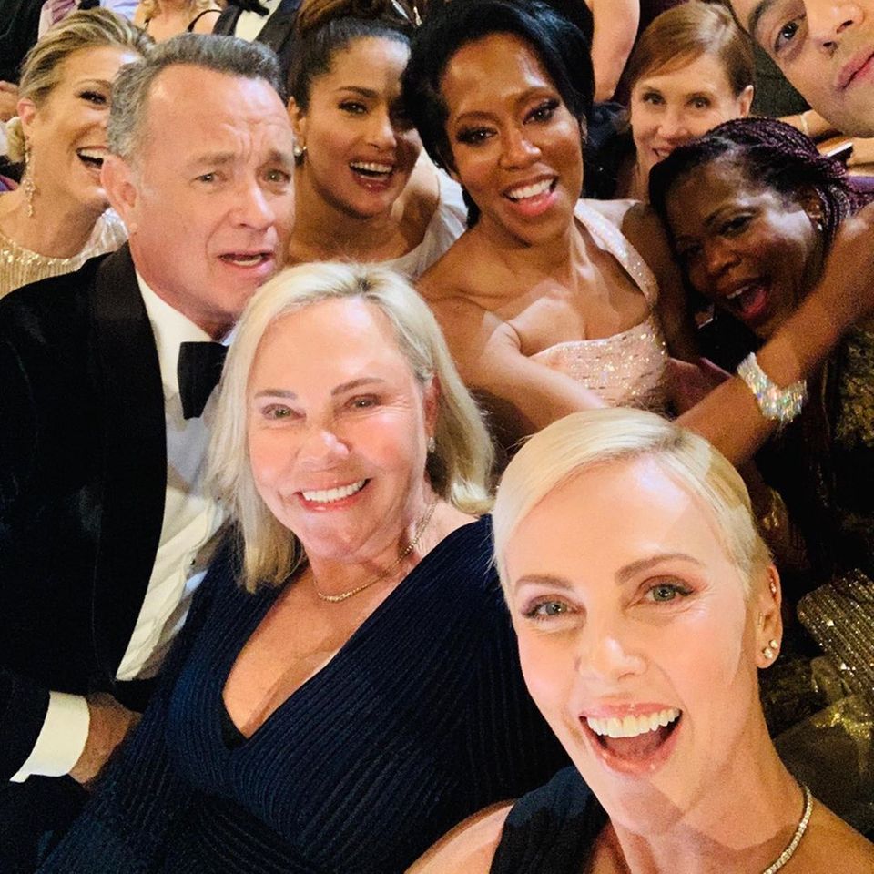 Charlize Theron macht ein Selfie bei der Oscar-Verleihung