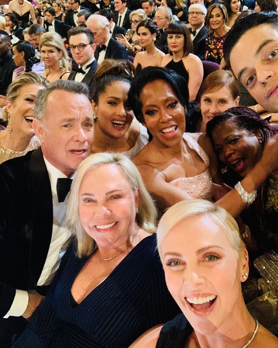 Charlize Theron macht ein Selfie bei der Oscar-Verleihung