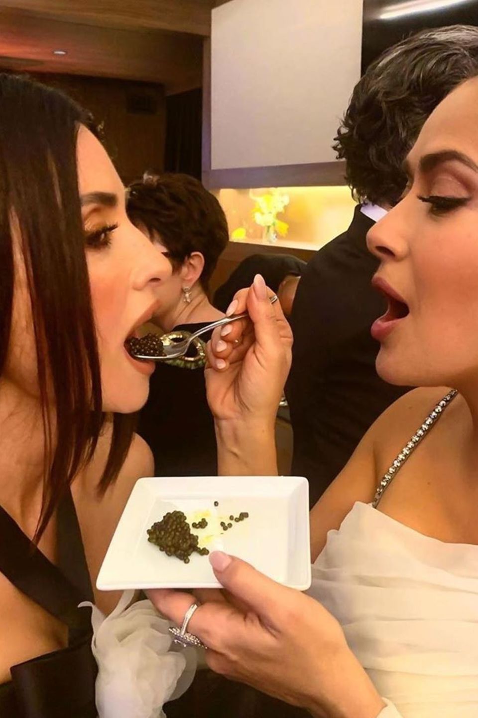 Salma Hayek füttert Penélope Cruz mit Kaviar Salma Hayek füttert Penélope Cruz mit Kaviar