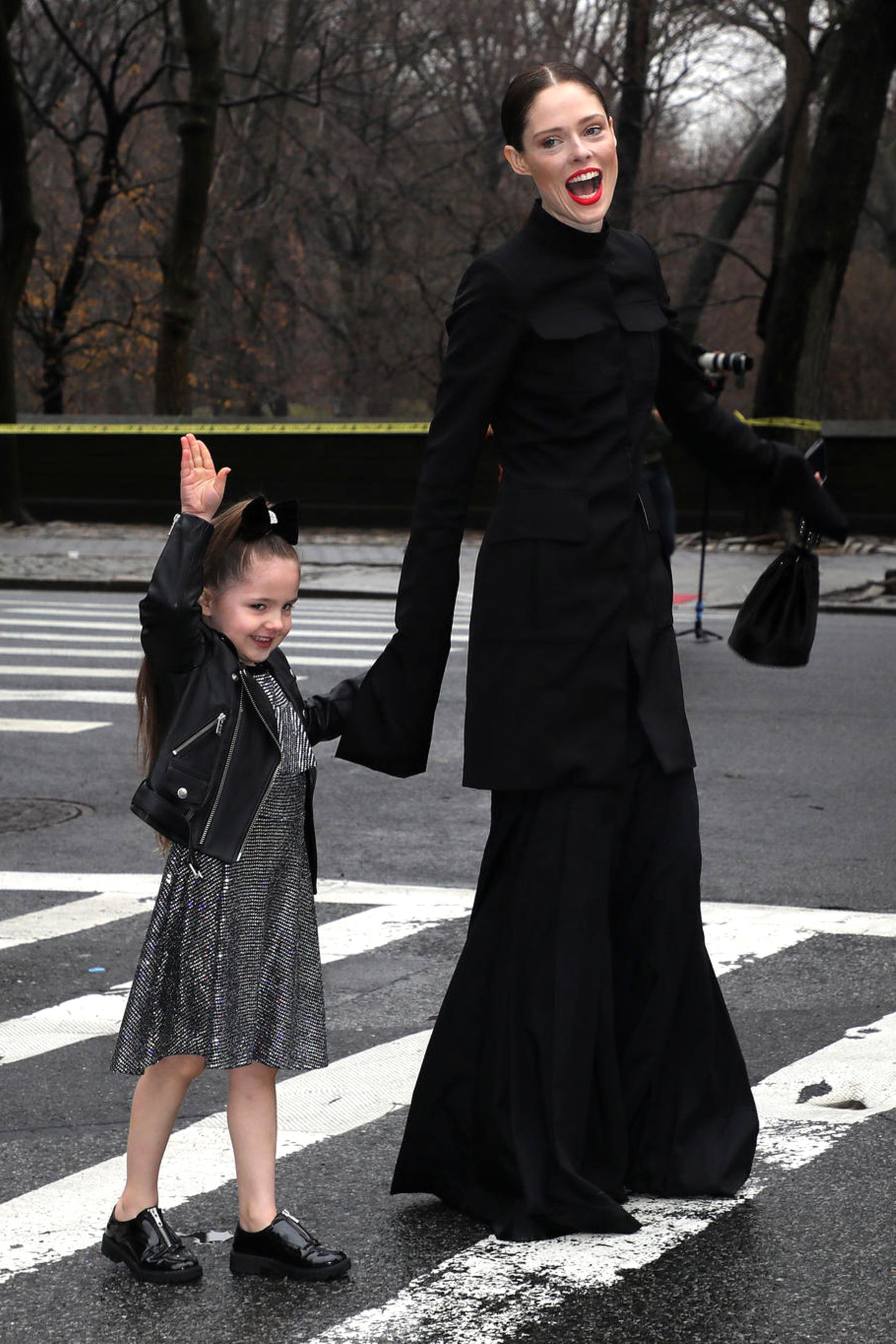 Coco Rocha ist mit ihrer süßen Tochter Ioni James Conran auf dem Weg zur Fashionshow von Rodarte.