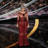 Jane Fonda sah in ihrer roten Robe von Elie Saab umwerfend aus – sie trug sie schon einmal 2014.