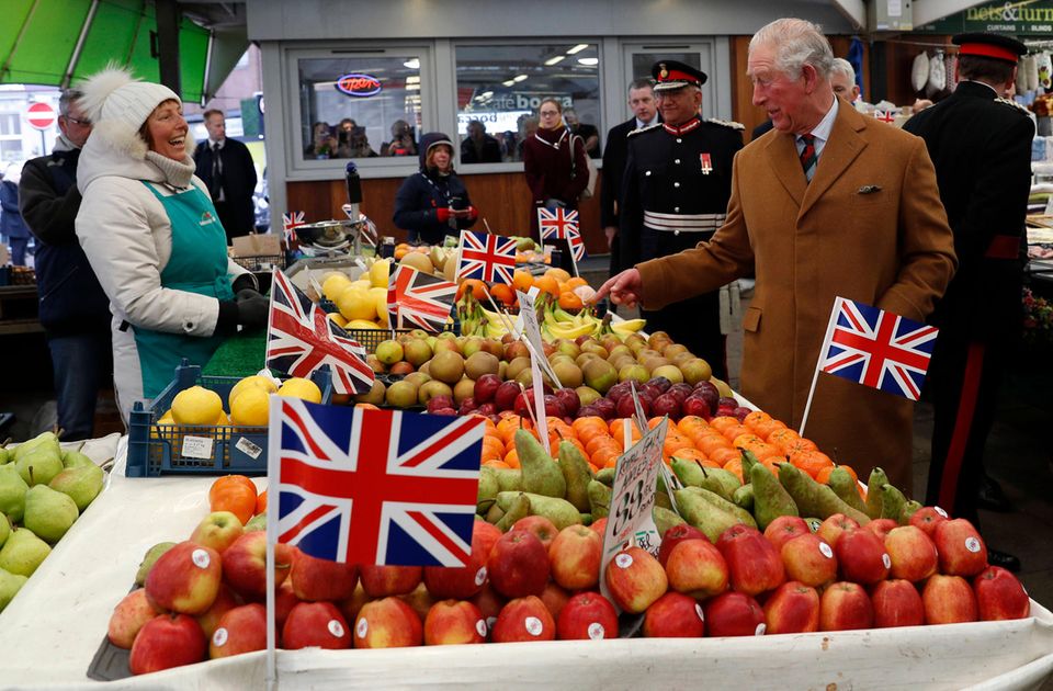 Prinz Charles ist ein leidenschaftlicher Verfechter ökologischer Landwirtschaft und setzt sich für das Prinzip der Nachhaltigkeit ein. Bei einem Besuch in Leicester begutachtet der Prinz von Wales Produkte auf dem überdachten Frucht- und Gemüsemarkt. Prinz Charles ist ein leidenschaftlicher Verfechter ökologischer Landwirtschaft und setzt sich für das Prinzip der Nachhaltigkeit ein. Bei einem Besuch in Leicester begutachtet der Prinz von Wales Produkte auf dem überdachten Frucht- und Gemüsemarkt.