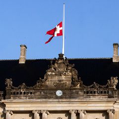 13. Februar 2018  Mitte Februar stirbt der schwerkranke Prinz Henrik auf Schloss Fredensborg. Sein Wunsch war es, die letzten Tage zu Hause zu verbringen. Die Flaggen im Land werden auf Halbmast gesetzt, so auch auf Schloss Amalienborg.