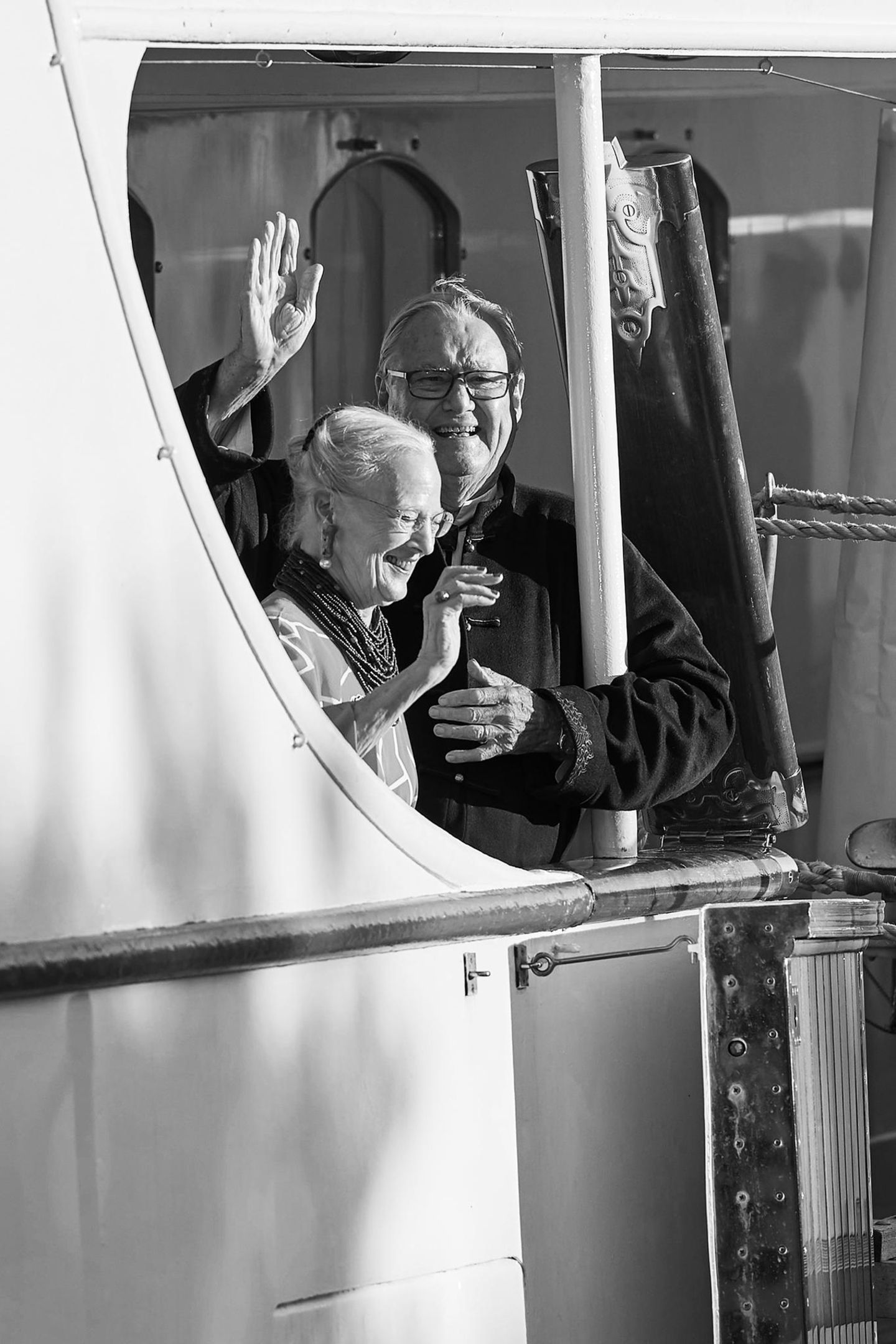 13. Februar 2020  Dänemark in Trauer: Vor zwei Jahren nahm Prinz Henrik Abschied, im Sommer zuvor entstanden noch dieses fröhliche Bild des ehemaligen Prinzgemahls mit seiner Frau Königin Margrethe während der Geburtstagsfeier für Prinz Nikolai auf der königlichen Jacht.