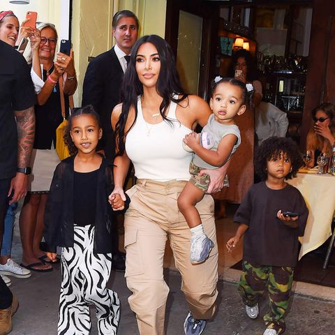 Kim Kardashian mit ihren Kids North, Chicago und Saint