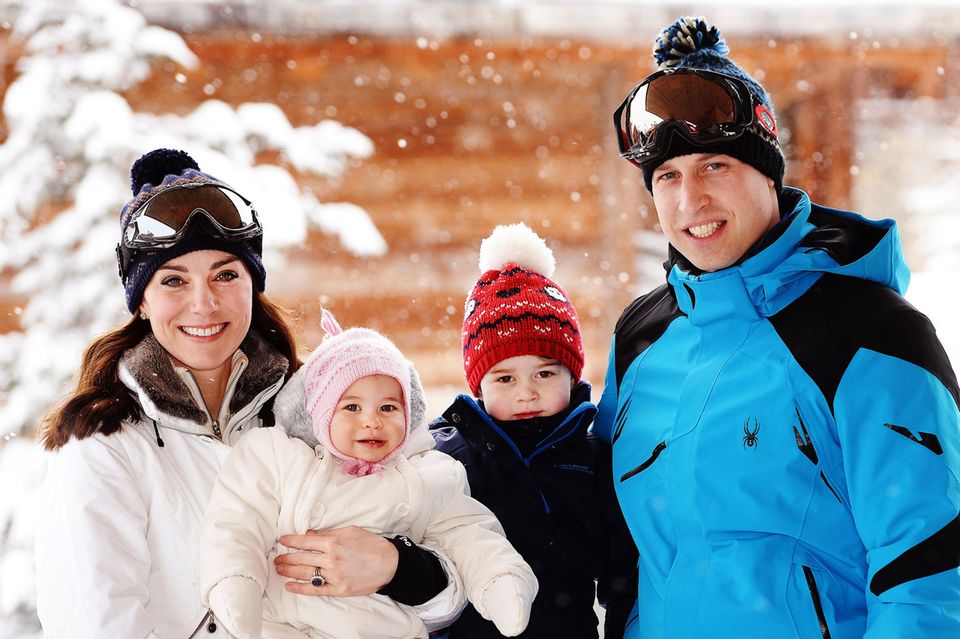 Offizielle Bilder aus dem Skiurlaub 2016: Kate, Charlotte, George und William posieren fröhlich in den französischen Alpen. Louis war zu diesem Zeitpunkt noch nicht auf der Welt.