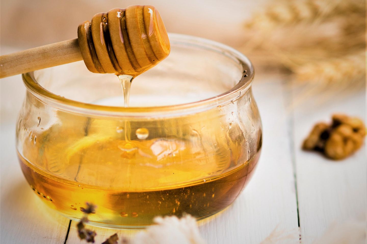 Spröde Lippen sanft und natürlich behandeln mit Honig und Ölen