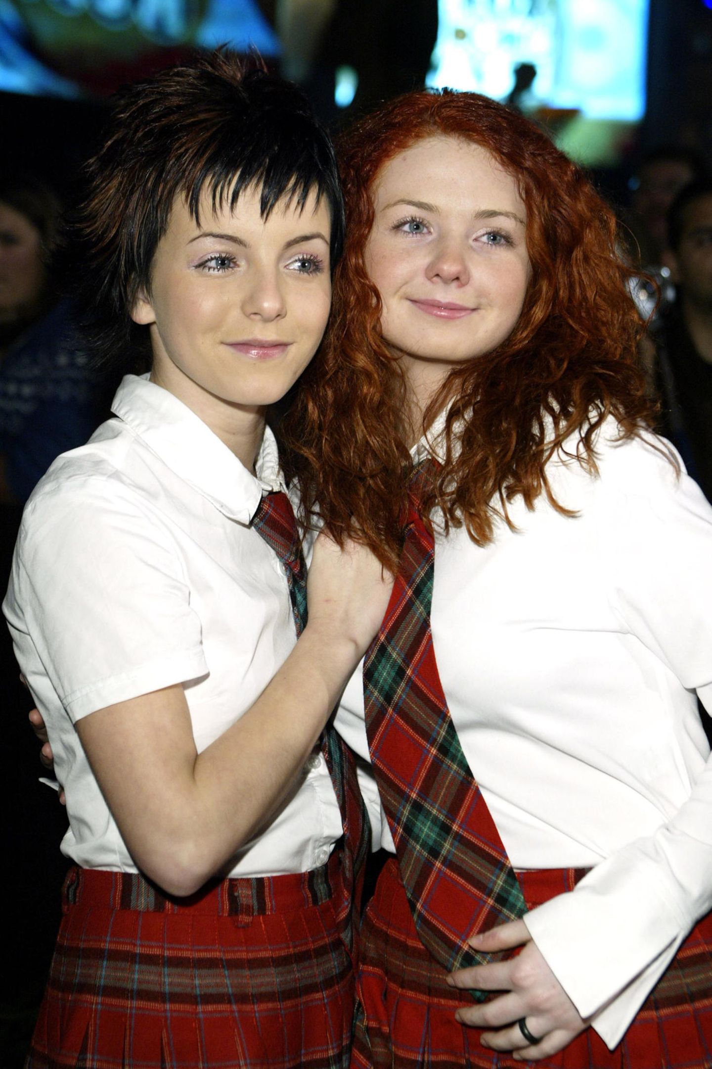 Im Jahr 2002 erregen zwei minderjährige Mädchen internationale Aufmerksamkeit: Als Gesangsduo mit dem Namen „t.A.T.u.“ präsentieren sich Julija Wolkowa und Jelena Katina auf der Bühne als laszive Lolitas. 2011 trennt sich das russische Pop-Duo. Doch was machen die beiden Sängerinnen eigentlich heute?