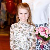 Schon wie ein Vollprofi: Prinzessin Estelle hat das Prinzessinnen-Einmaleins in Sachen Posing jedenfalls schon drauf. In einem bezaubernden Midi-Kleid mit floralem Muster und semi-transparenten Ärmeln strahlt sie für die Fotografen während eines Konzerts in Stockholm. 