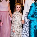 Die Siebenjährige kombiniert das rund 250-Euro-Kleid des Labels Bonpoint mit einer weißen Strumpfhose und niedlichen Ballerina-Schuhen. Die Haare trägt die Tochter von Kronprinzessin Victoria halboffen. 