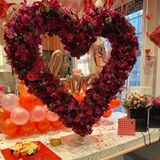 Auch Tamara Ecclestone zelebriert das Fest der Liebe. Mit Rosen, Herzen und Luftballons überrascht sie ihre Liebsten.