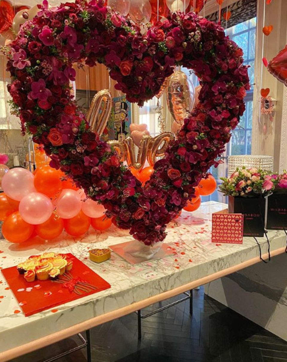 Auch Tamara Ecclestone zelebriert das Fest der Liebe. Mit Rosen, Herzen und Luftballons überrascht sie ihre Liebsten.