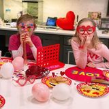 Hier ist die Liebe zu Hause... Schauspieler Neil Patrick Harris hat zum heutigen Tage eine süße Überraschung für seine Kinder Gideon und Harper vorbereitet.