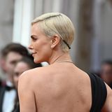 Ein schöner Rücken, kann auch entzücken - ein schöner Hinterkopf natürlich auch: Charlize Theron begeistert mit raffiniertem Styling.
