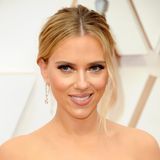 Scarlett Johansson war natürlich der Hingucker bei den Oscars: Die Augen sind dramatisch geschminkt mit funkelnden Highlights in den Innenwinkeln, Rouge in Rosé betont ihre Wangen.