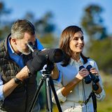 Zusammen mit König Felipe besucht Königin Letizia den Nationalpark Doñana im spanischen Andalusien und begeistert mit ihrem stilvollen Safari-Look.